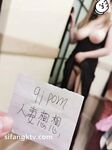 重磅推薦！淫盪肥臀人妻母狗【見過騷的 沒見過這么騷的】喜歡戶外露出，喜歡被很多男人操